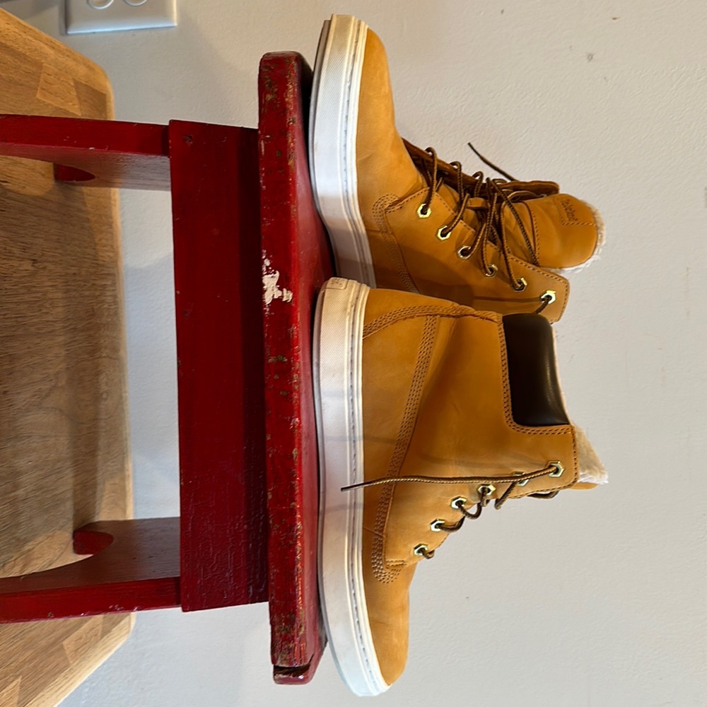 Timberland boots 9.5 very gently worn condition 💫unisex🇺🇸💰💰💰